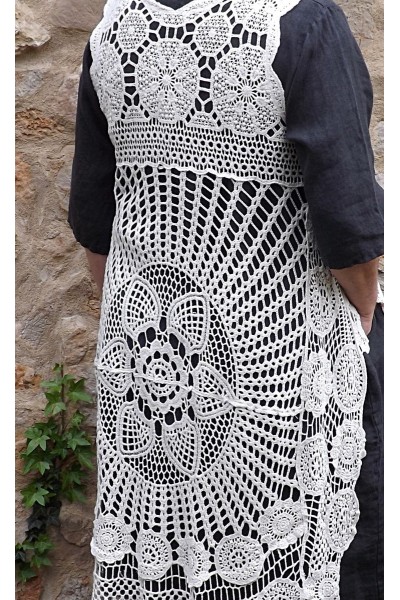 Gilet long en broderie Gael beige et robe en lin Eva.