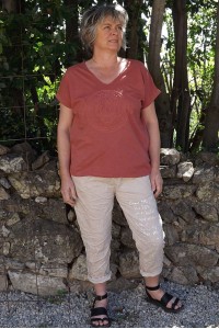 T-Shirt col V Enzo terracotta et pantalon Tim.