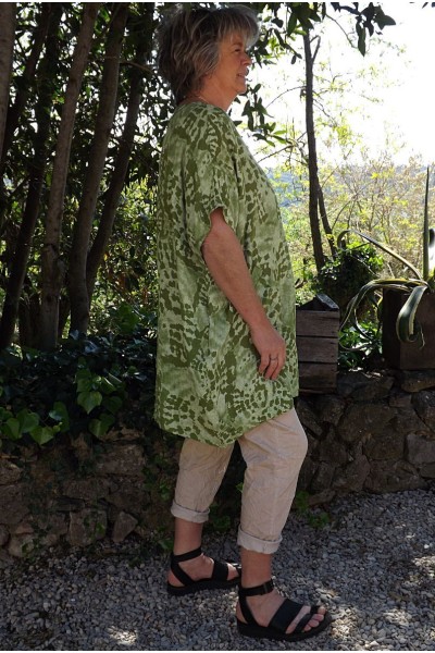 Tunique lin grande taille Adrienne verte et pantalon Tim beige imprimé.