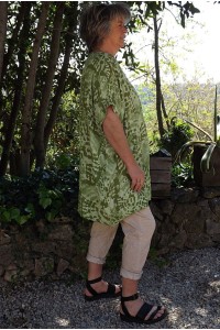 Tunique lin grande taille Adrienne verte et pantalon Tim beige imprimé.