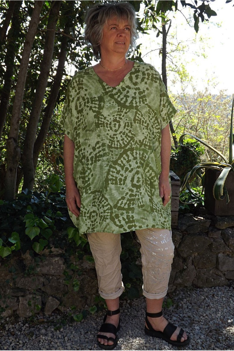 Tunique lin grande taille Adrienne verte et pantalon Tim beige imprimé. Tunique lin grande taille Adrienne verte et pantalon Tim beige imprimé.