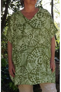 Tunique lin grande taille Adrienne verte et pantalon Tim beige imprimé.