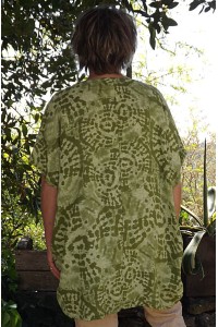 Tunique lin grande taille Adrienne verte et pantalon Tim beige imprimé.