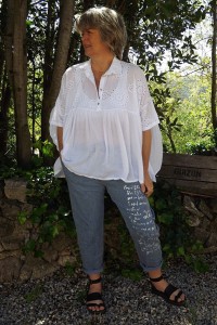 Pantalon grande taille Tim bleu jean imprimé et tunique Jasmine broderie