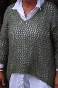 Pull ajouré Lucien oversize kaki, chemise Camille et pantalon Roméo
