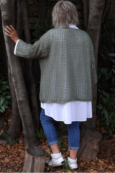 Pull ajouré Lucien oversize kaki, chemise Camille et pantalon Roméo