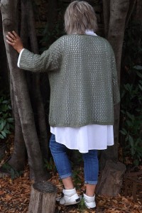 Pull ajouré Lucien oversize kaki, chemise Camille et pantalon Roméo