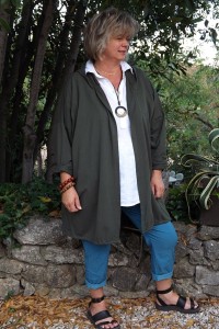 Pantalon grande taille Tim bleu canard et veste Annabelle kaki