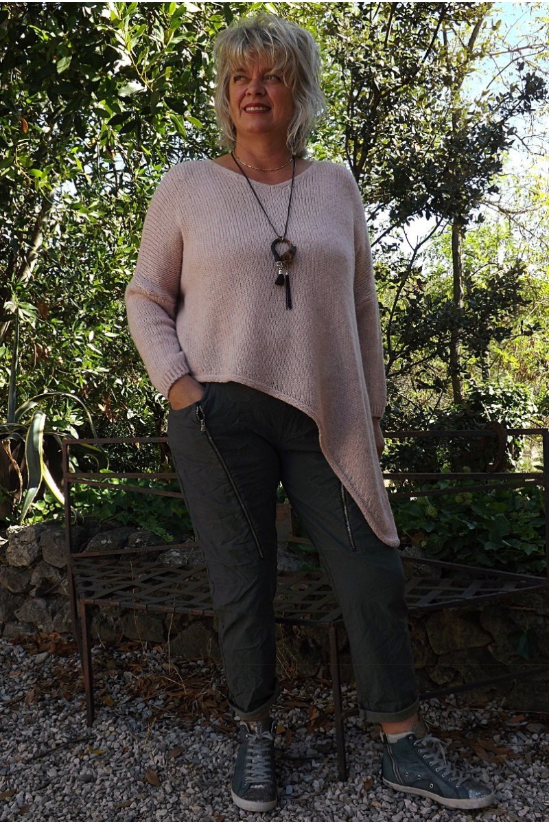 Pull destructuré Alphonse rose poudré et pantalon Tom gris cendré. Pull destructuré Alphonse rose poudré et pantalon Tom gris cendré.