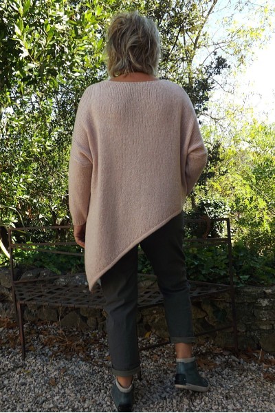 Pull destructuré Alphonse rose poudré et pantalon Tom gris cendré.