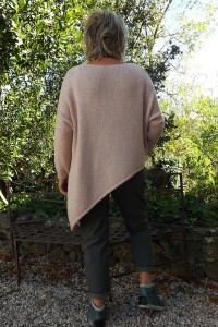 Pull destructuré Alphonse rose poudré et pantalon Tom gris cendré.
