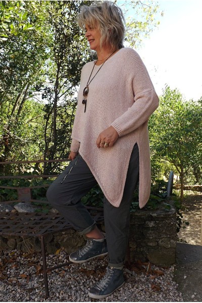 Pull destructuré Alphonse rose poudré et pantalon Tom gris cendré.