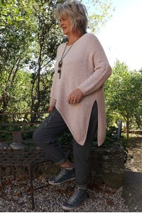 Pull destructuré Alphonse rose poudré et pantalon Tom gris cendré.