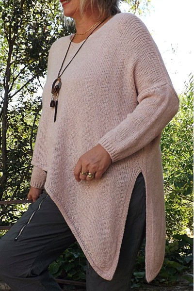 Pull destructuré Alphonse rose poudré et pantalon Tom gris cendré.