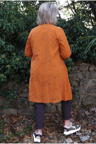 Veste longue en velours Lisette, tea-shirt Luc et pantalon Anatole 