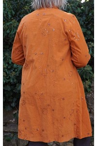 Veste longue en velours Lisette, tea-shirt Luc et pantalon Anatole 