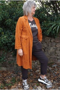 Veste longue en velours Lisette, tea-shirt Luc et pantalon Anatole 