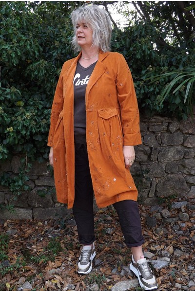 Veste longue en velours Lisette, tea-shirt Luc et pantalon Anatole 