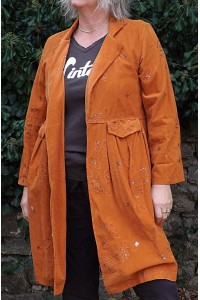 Veste longue en velours Lisette, tea-shirt Luc et pantalon Anatole 