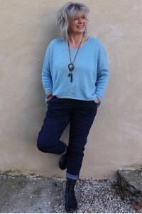 Pull Gustave oversize ciel et pantalon Jeff foncé