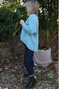 Pull Gustave oversize ciel et pantalon Jeff foncé