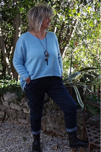Pull Gustave oversize ciel et pantalon Jeff foncé