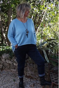 Pull Gustave oversize ciel et pantalon Jeff foncé