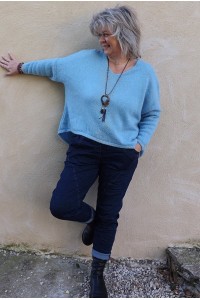 Pull Gustave oversize ciel et pantalon Jeff foncé