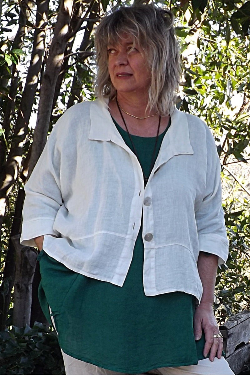 Veste courte en lin grande taille de couleur blanc cass?� pour femme