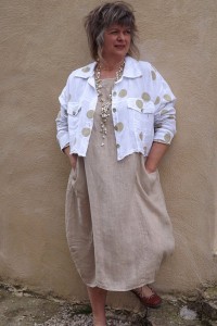 Veste courte en lin Lola blanche pois osier et robe Amélie couleur lin