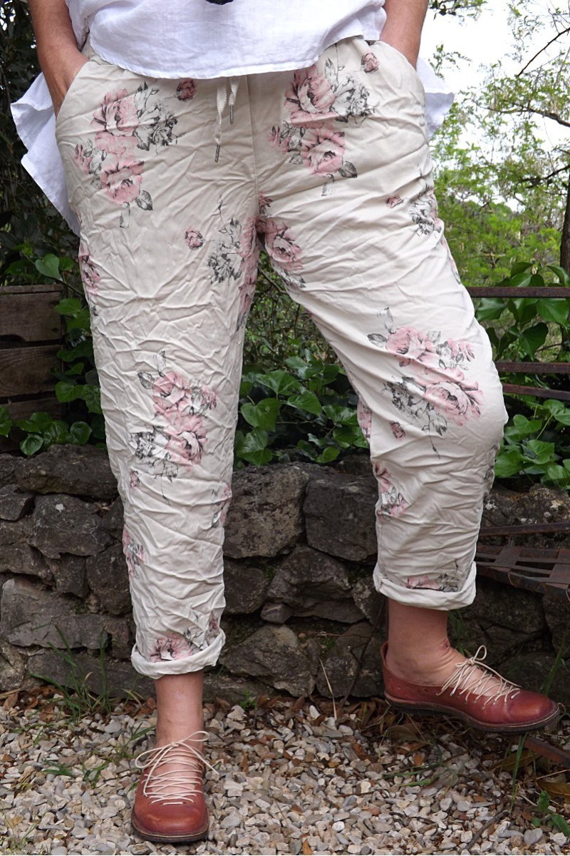 Pantalon grande taille Jo beige fleurs