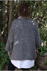 Pull Emilien oversize gris, pantalon Théo et chemise Chloé