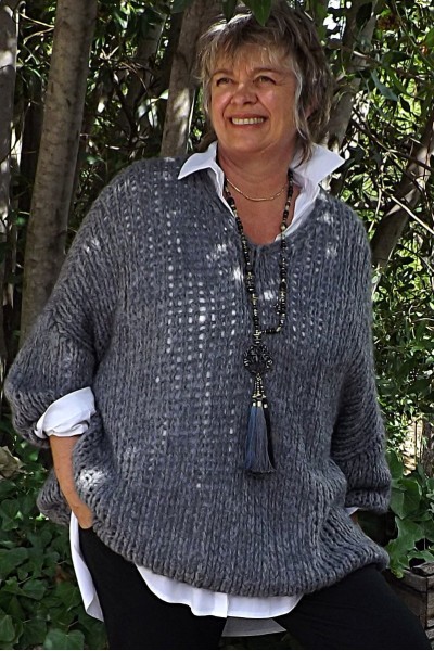 Pull Emilien oversize gris, pantalon Théo et chemise Chloé