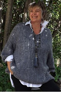 Pull Emilien oversize gris, pantalon Théo et chemise Chloé