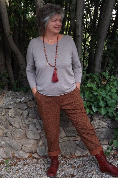 Pull léger Louison taupe et pantalon Georges