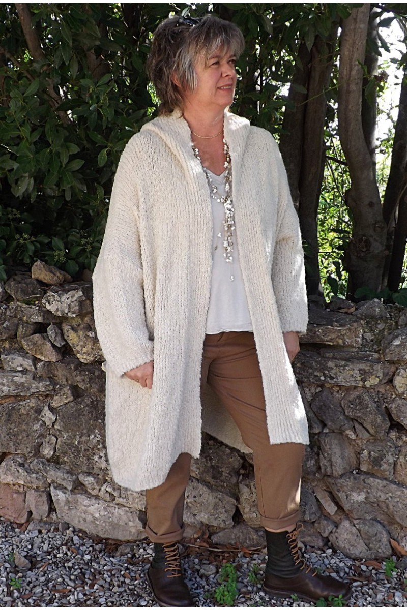 Gilet long Sébastien grande taille sable et pantalon Horace. 