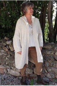 Gilet long Sébastien grande taille sable et pantalon Horace. 