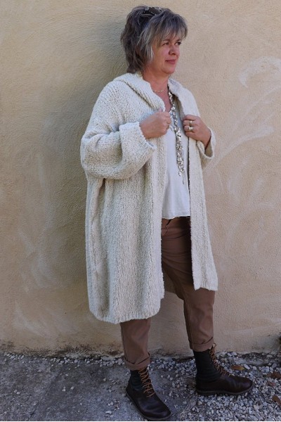 Gilet long Sébastien grande taille sable et pantalon Horace. 