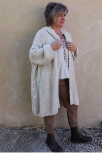 Gilet long Sébastien grande taille sable et pantalon Horace. 