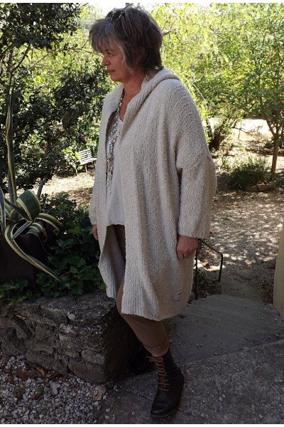 Gilet long Sébastien grande taille sable et pantalon Horace. 