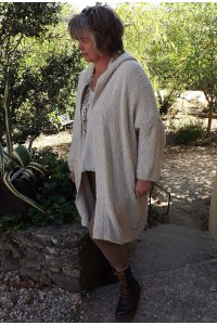 Gilet long Sébastien grande taille sable et pantalon Horace. 