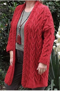 Gilet grande taille torsadé Pierre rouge sang, pantalon Tim 2 et pull Louison