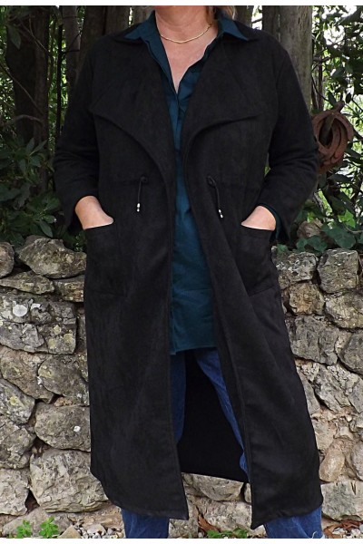 Trench en suédine noir, jean Jeff et chemise Chloé pétrole