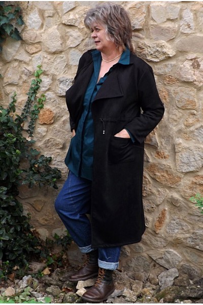 Trench en suédine noir, jean Jeff et chemise Chloé pétrole