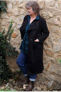 Trench en suédine noir, jean Jeff et chemise Chloé pétrole