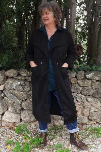 Trench en suédine noir, jean Jeff et chemise Chloé pétrole