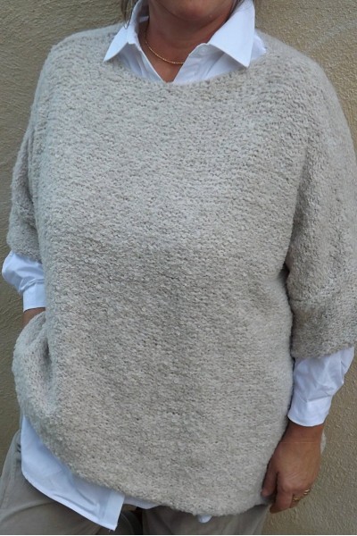 Pull Oversize Ernest beige, chemise Chloé et pantalon velours Alessio