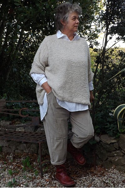 Pantalon velours grande taille Alessio mastic, chemise Chloé et pull Ernest.