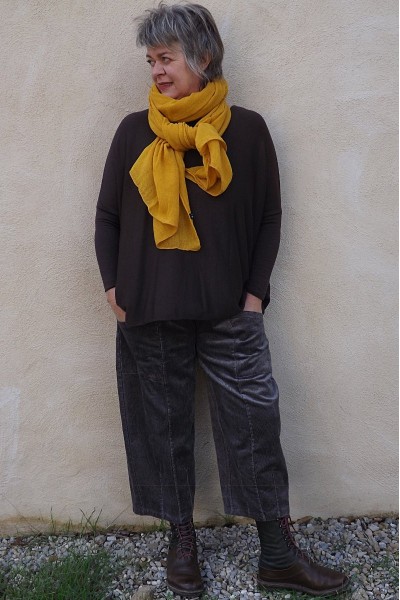 Pull léger Edouard grande taille choco, écharpe laine et pantalon Joslin