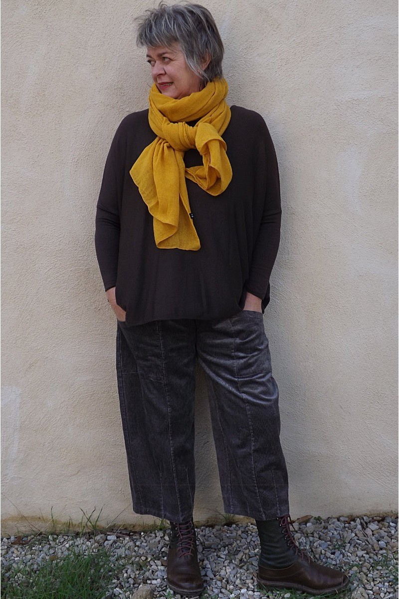 Pantalon velours grande taille Joslin anthracite, pull Edouard et écharpe laine.